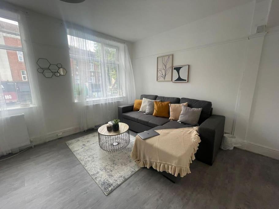 Lovable 2 Bedroom Flat On Tower Bridge * Londen
