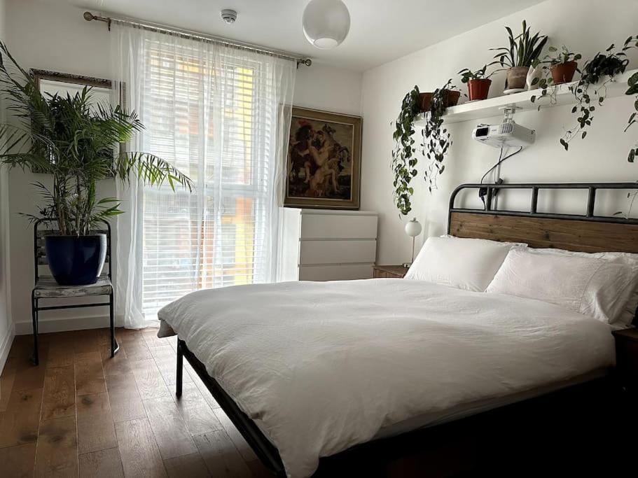 Artist In Islington, Shoreditch, Old St Apartment *