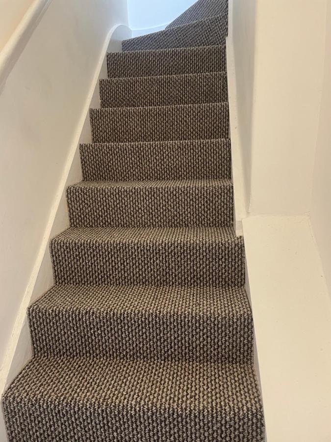 4 Bedroom House With Garden, Parking & 3 Mins Walking Distance From Train Station Holiday home London