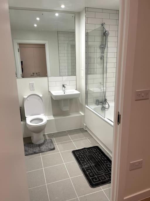 Beautiful One-bed In White City! Apartment *