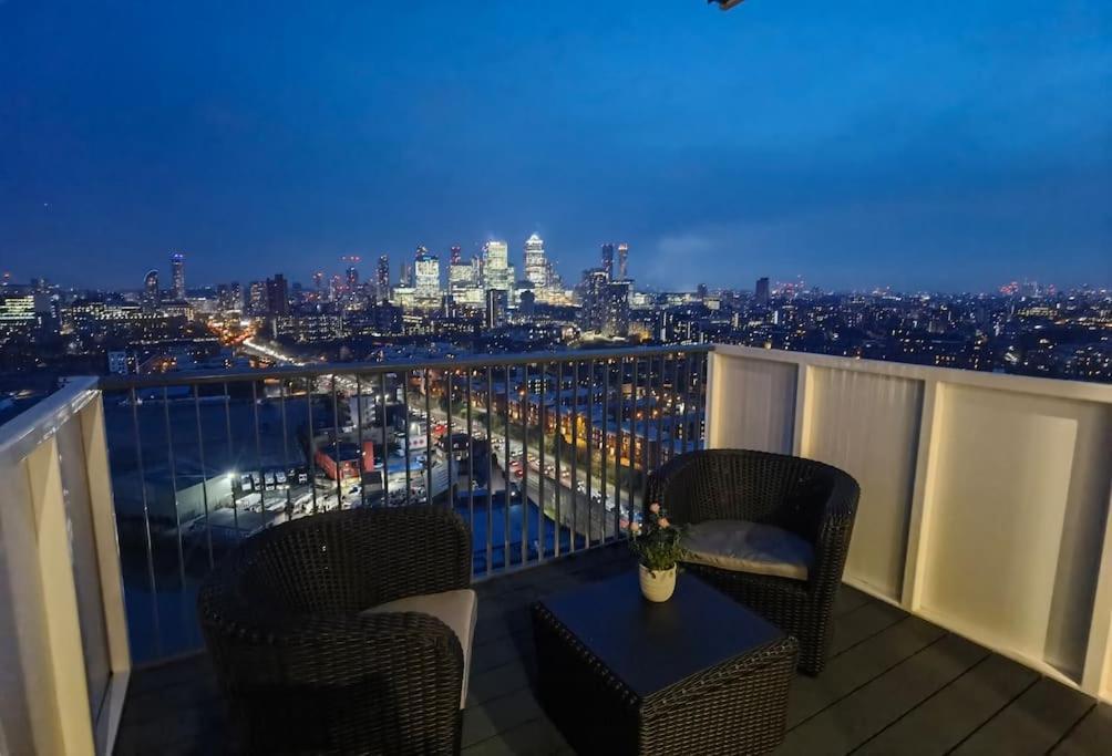 Stunning With And River Views Apartment