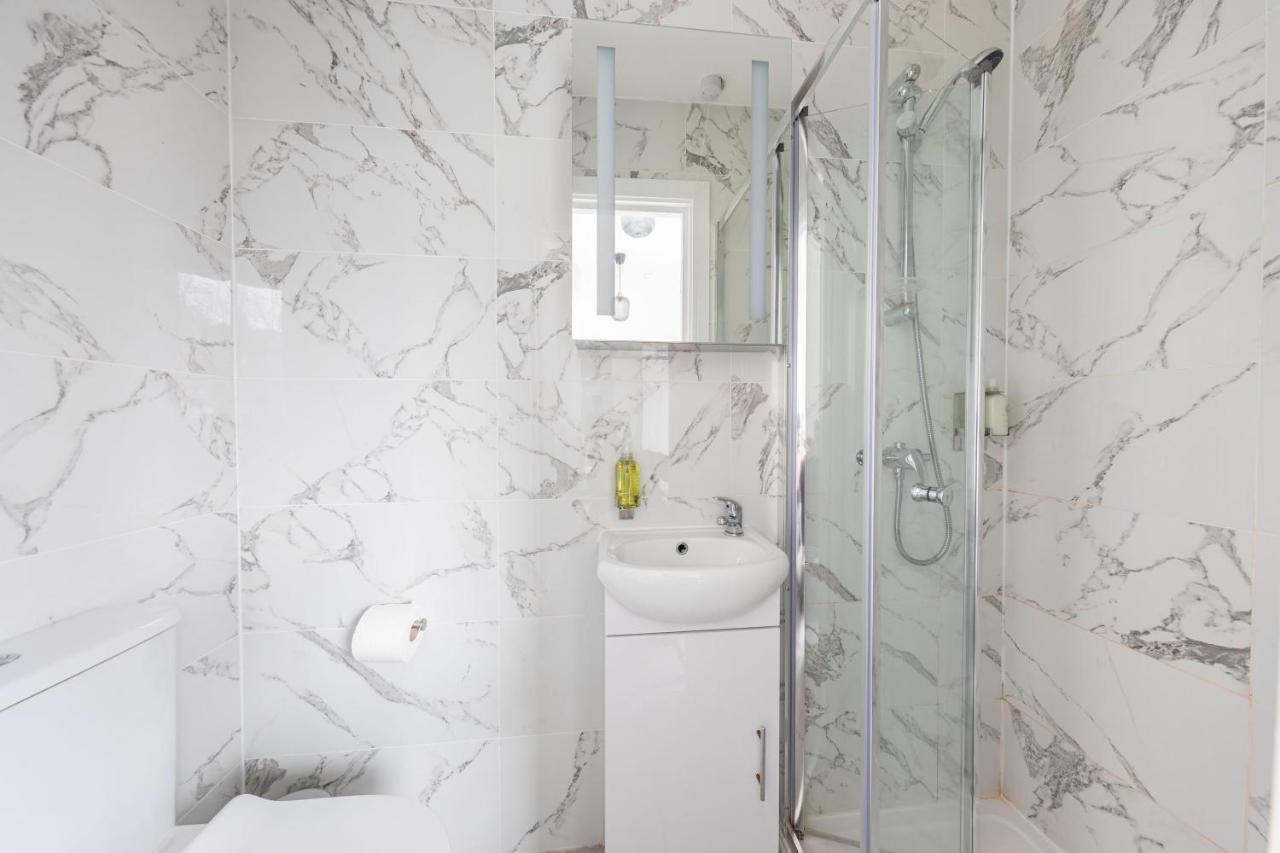 Apartment The Anson - Conveniently Located Sweet Space Near Transportation Stations