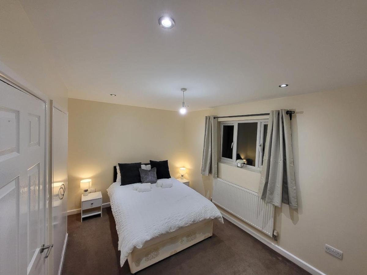 Great Next To Tooting Bec Tube Station! * Londen