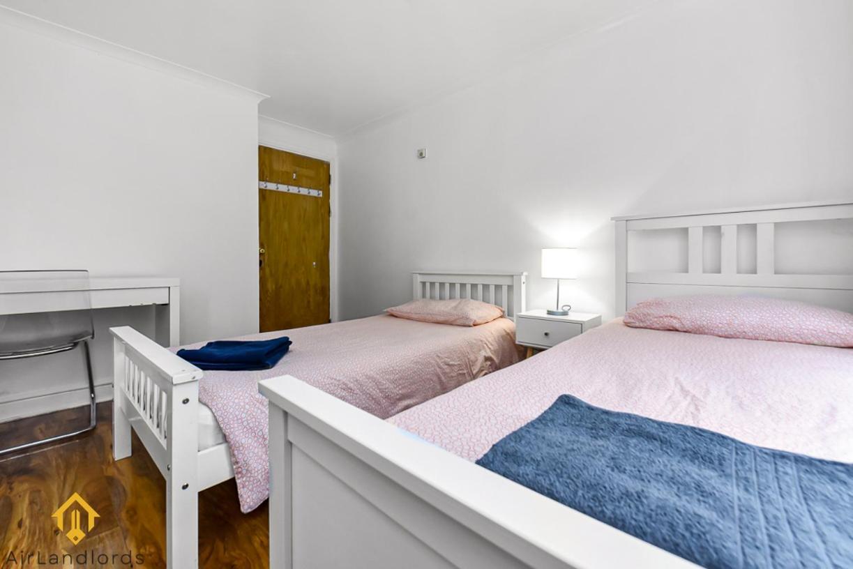 Charming River View 3 Bedroom In The Heart Of Apartment *