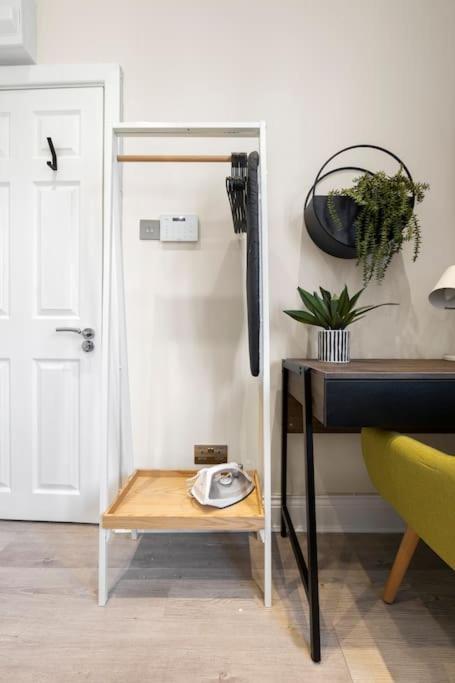 Sweet Suite: Trendy Studio For Two Apartment *
