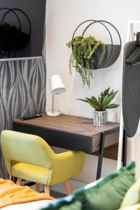 Sweet Suite: Trendy Studio For Two Apartment London