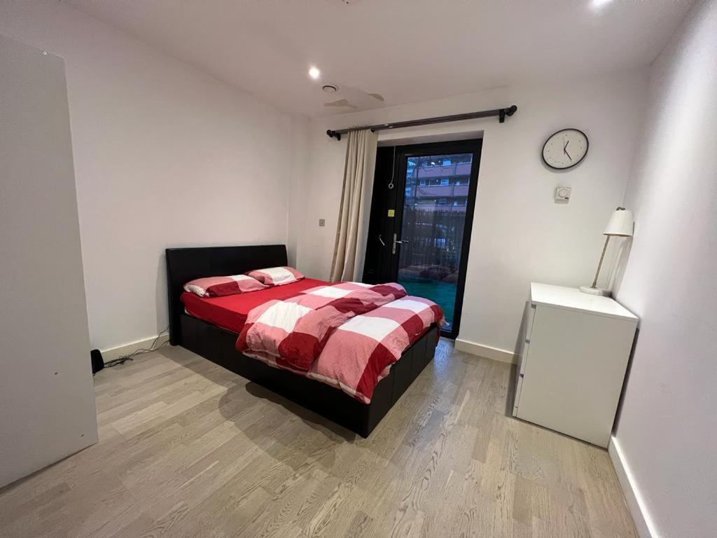 Newly Refurbished - Entire 4 Bedroom Private House With Kitchen, Living & Private Garden - 1 Cape House London, Within 30 Mins From London, Bridge & Canary Wharf Vakantiehuis Londen
