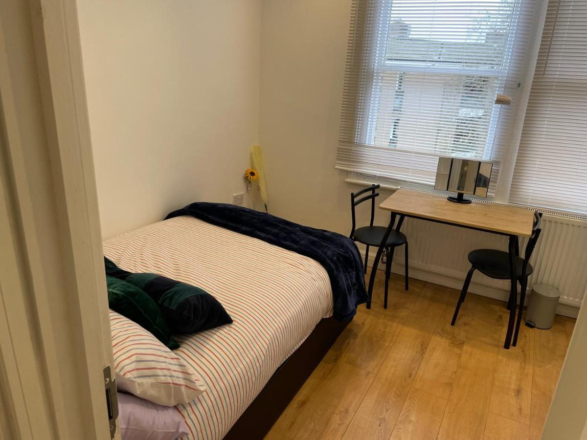 Self-contained Flat On The 2nd Floor Will Share With One Other Guest, In A Family House 2 Minutes Walk From Tufnell Park Station 2nd Floor With Stairs * Londen