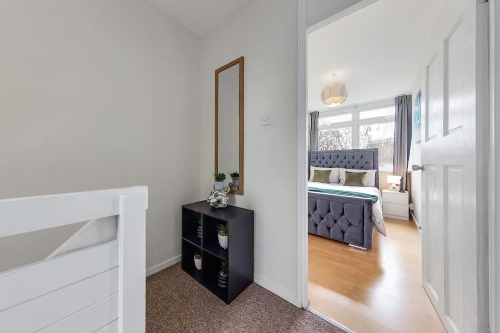 Hyde Park 4 Bedroom Superior Apartment *