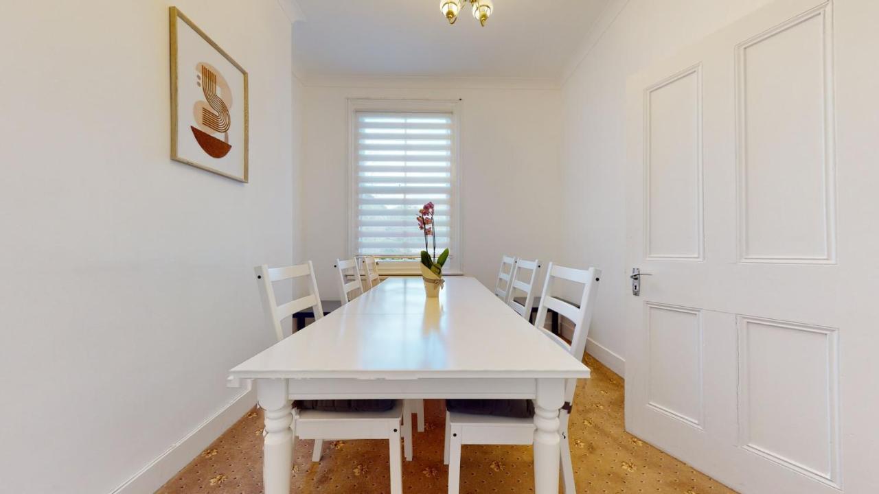Cheerful 4 Bedroom Victorian House With Back Courtyard Holiday home London