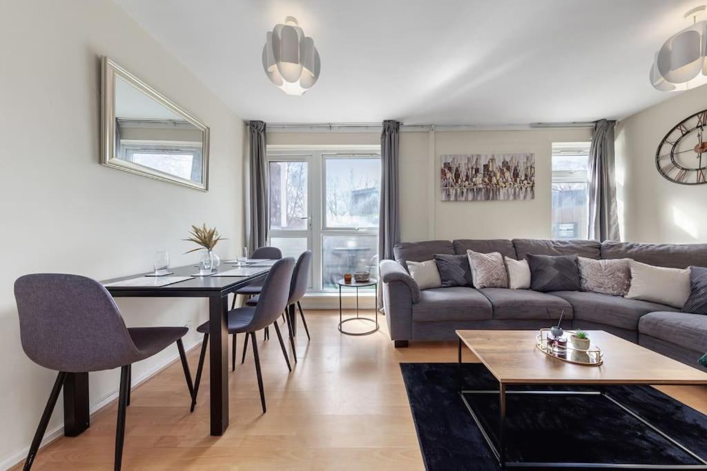 Hyde Park 4 Bedroom Superior Apartment *
