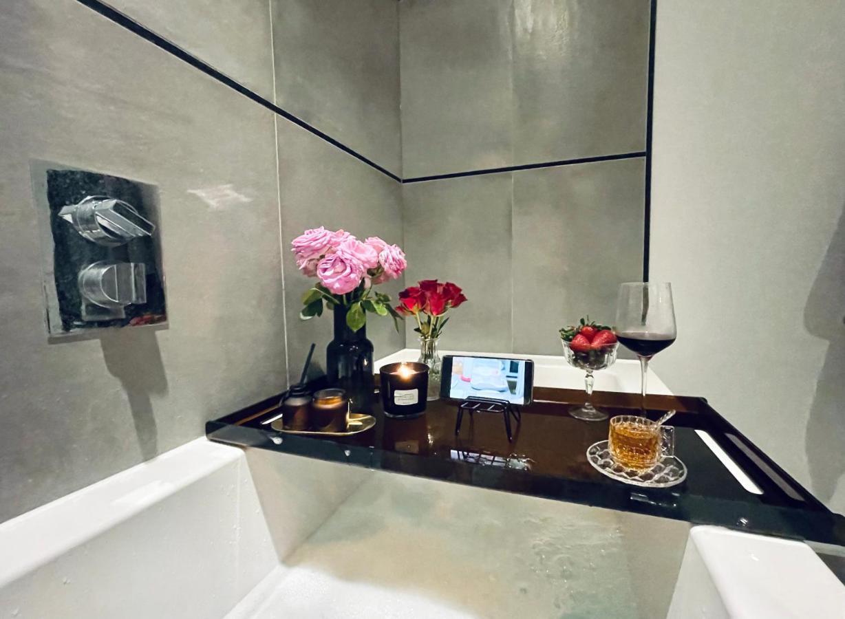 Apartment Stunning With And River Views London