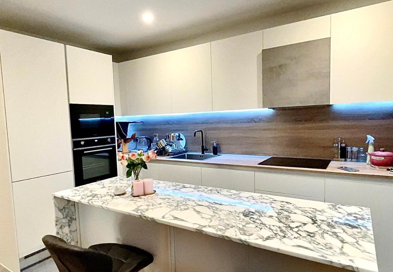 Stunning With And River Views Apartment *
