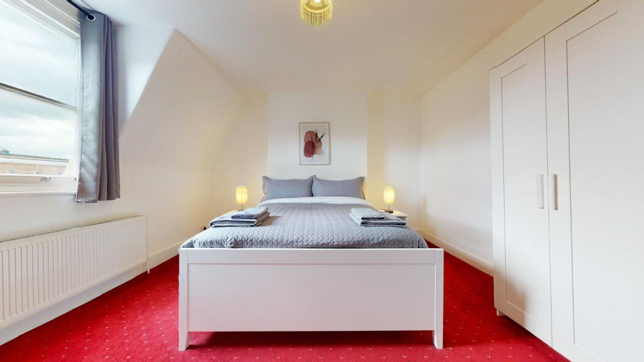 Holiday home Cheerful 4 Bedroom Victorian House With Back Courtyard