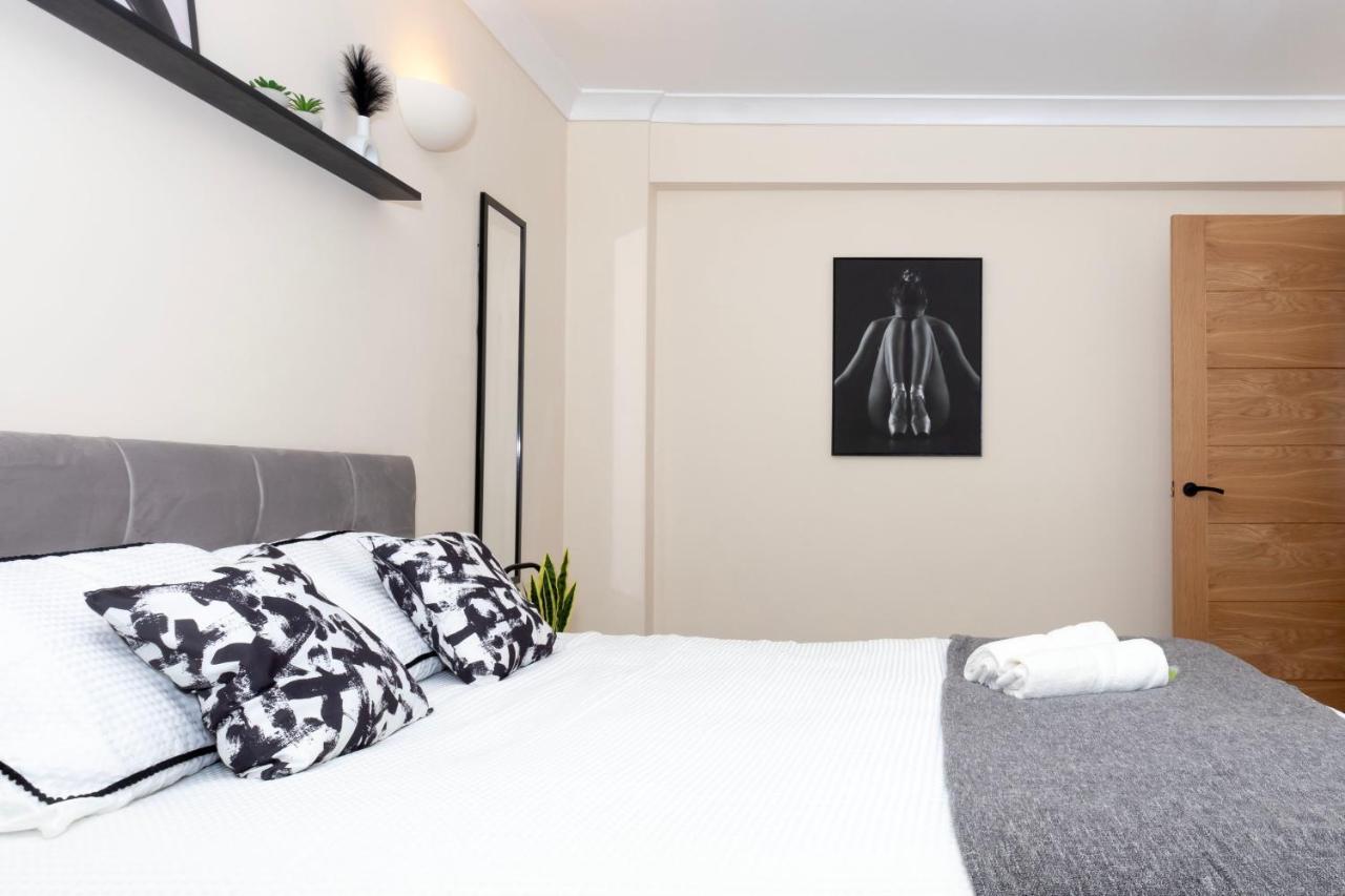 Cosy 30 Seconds To Aldgate East Station Apartment *