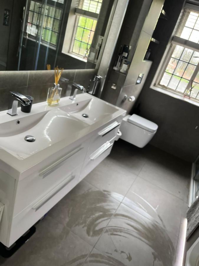 Great 5-bedroom House In Thornton Road Sleeps 14+ * Londres