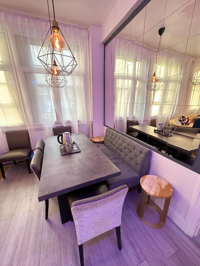 Pink Door Guest house *
