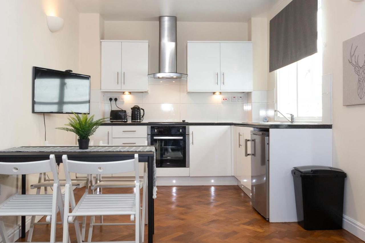 Cosy 30 Seconds To Aldgate East Station Apartment *