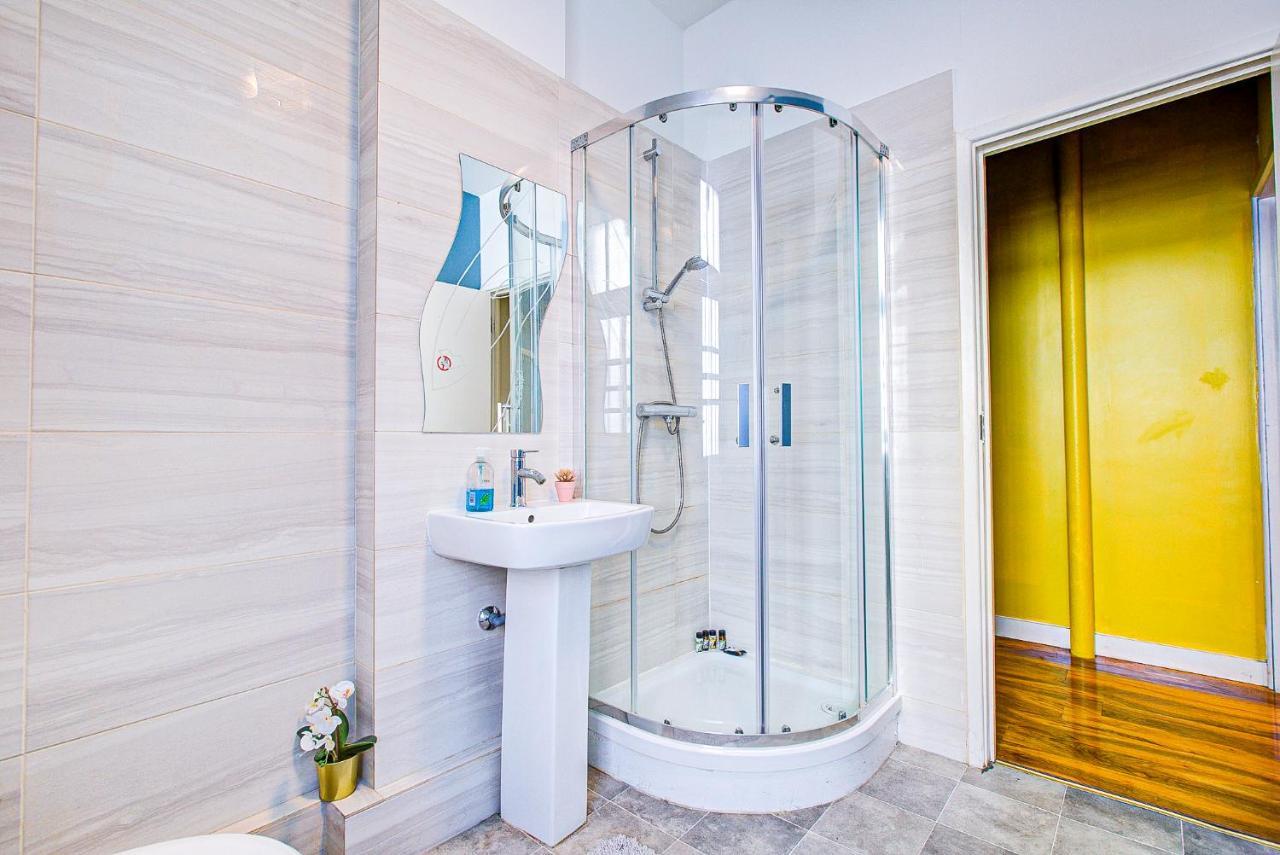 With A Large Toilet And A Separate Budget Price Appartement *