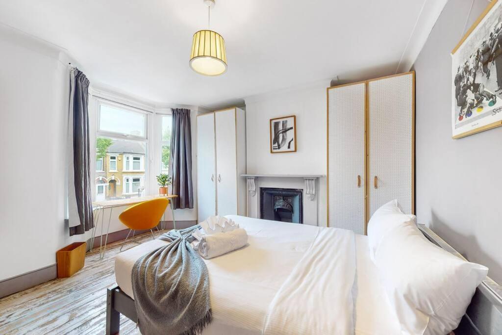 Holiday home Enchanting 3 Bedroom House With Garden In Leyton London
