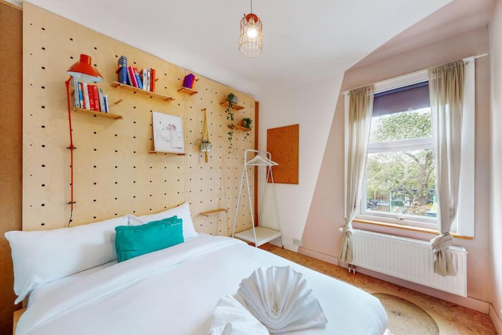 Enchanting 3 Bedroom House With Garden In Leyton Holiday home London