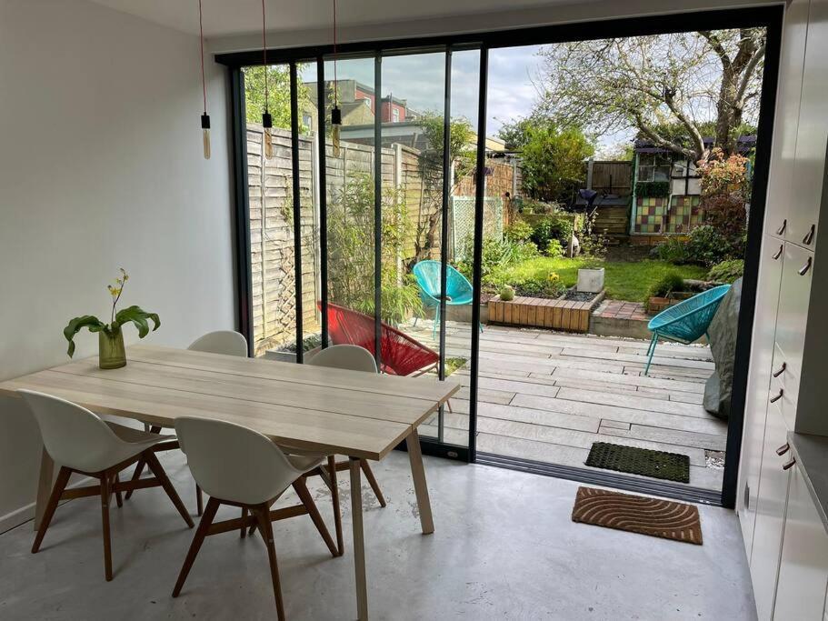 Enchanting 3 Bedroom House With Garden In Leyton Holiday home *