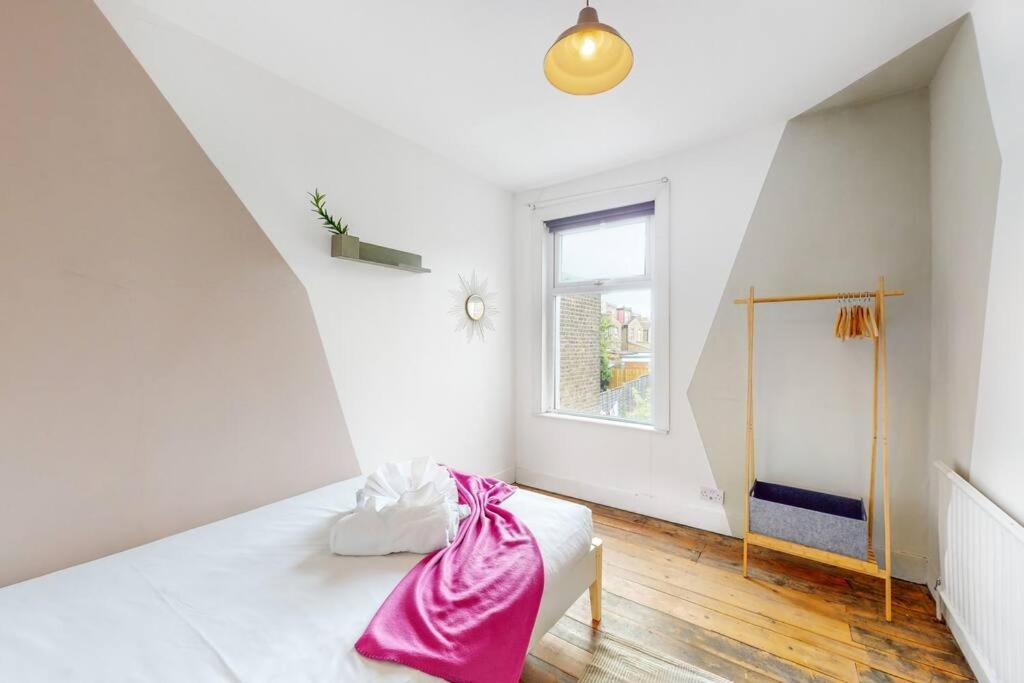 Holiday home Enchanting 3 Bedroom House With Garden In Leyton London