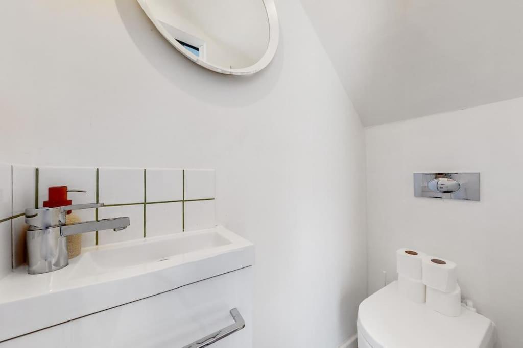 Enchanting 3 Bedroom House With Garden In Leyton Holiday home London