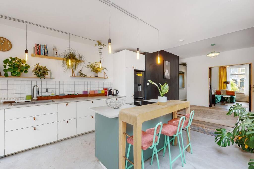 Enchanting 3 Bedroom House With Garden In Leyton Holiday home London