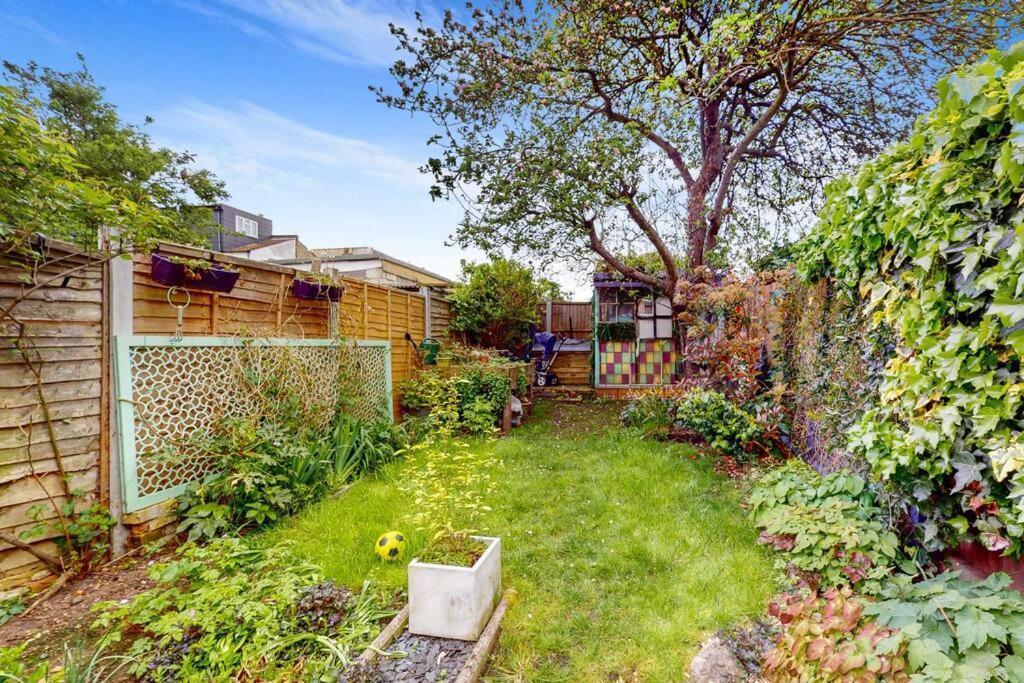 Enchanting 3 Bedroom House With Garden In Leyton Holiday home *