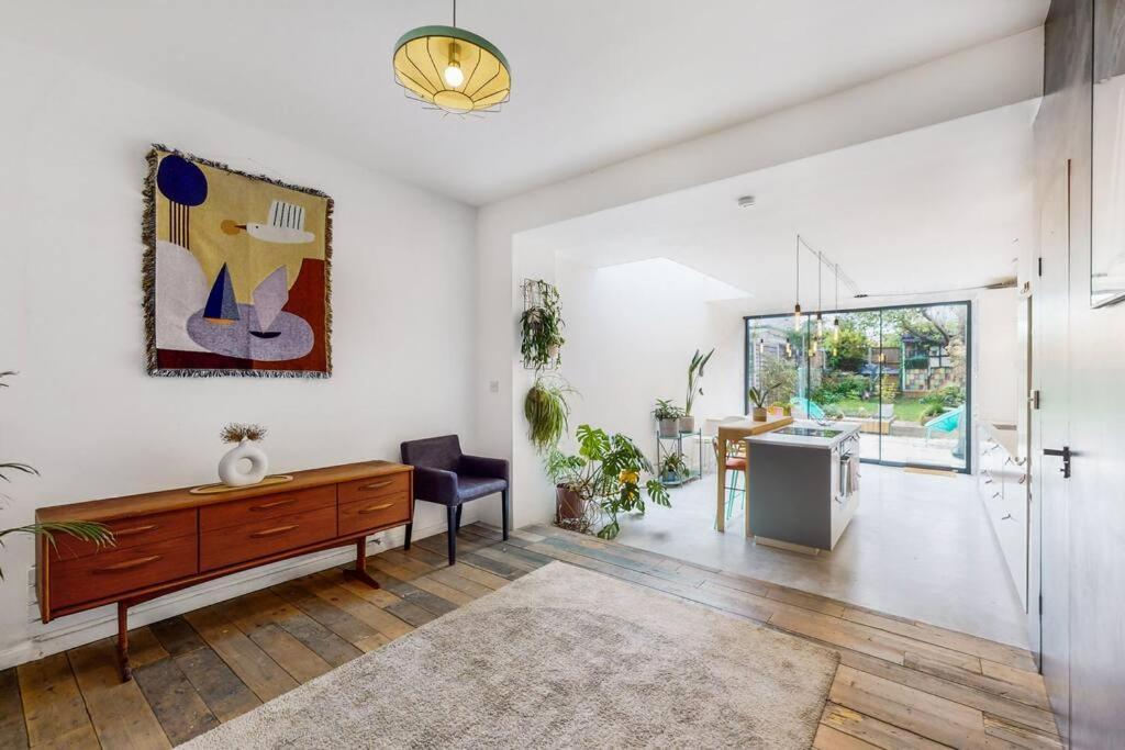 Enchanting 3 Bedroom House With Garden In Leyton *