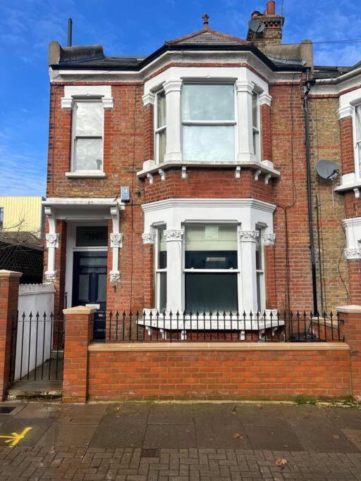 Four Bedroom Modern Victorian Wandsworth House Сasa de vacaciones Londres