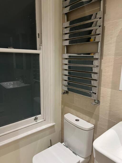 Сasa de vacaciones Four Bedroom Modern Victorian Wandsworth House Londres