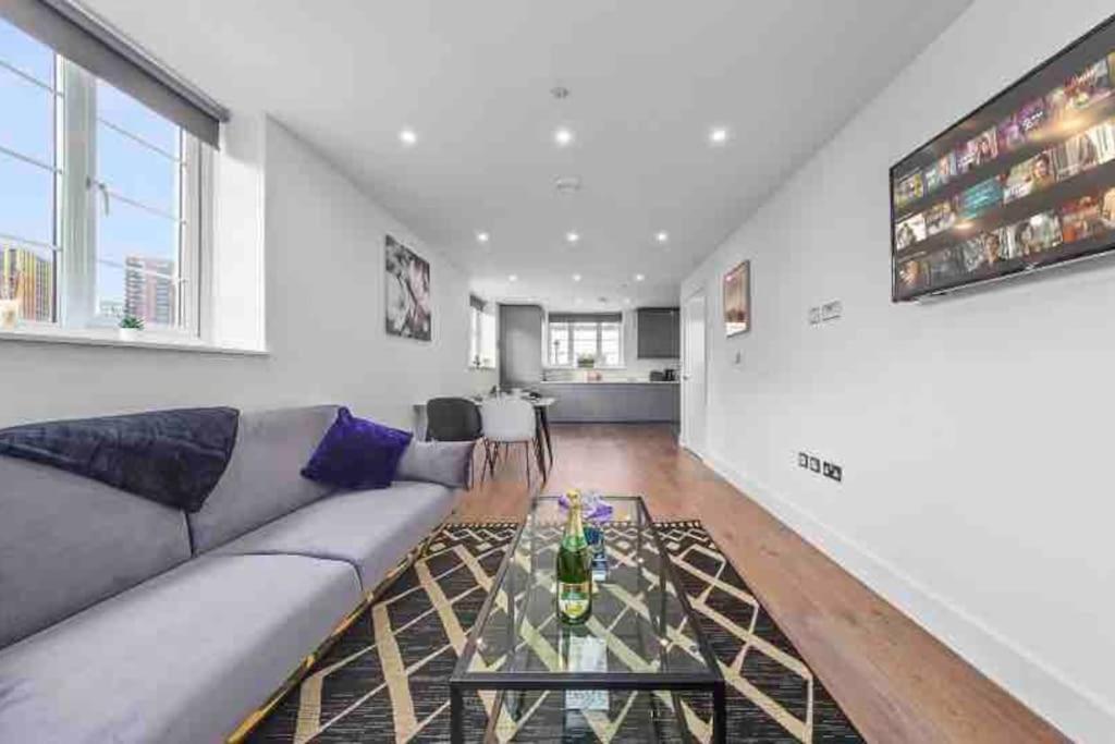 Cozy Flat Near Eye/ Victoria / Vauxhall Apartment