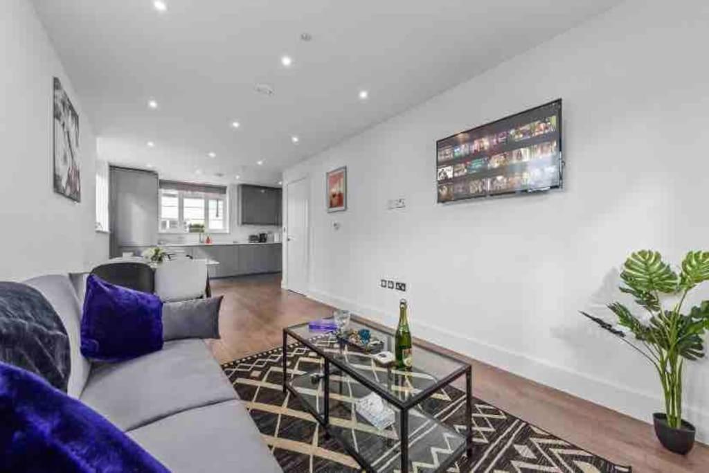 Cozy Flat Near Eye/ Victoria / Vauxhall Apartment London