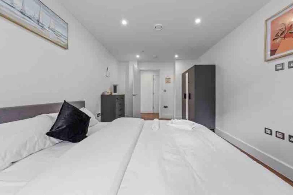 Cozy Flat Near Eye/ Victoria / Vauxhall Apartment *