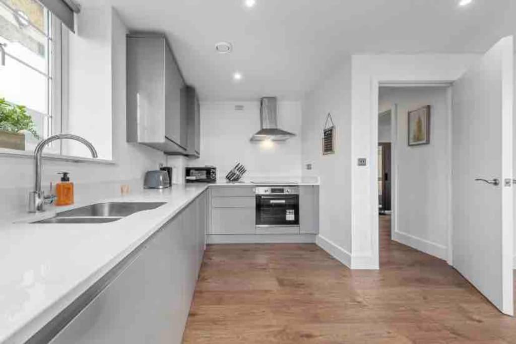 Apartment Cozy Flat Near Eye/ Victoria / Vauxhall *