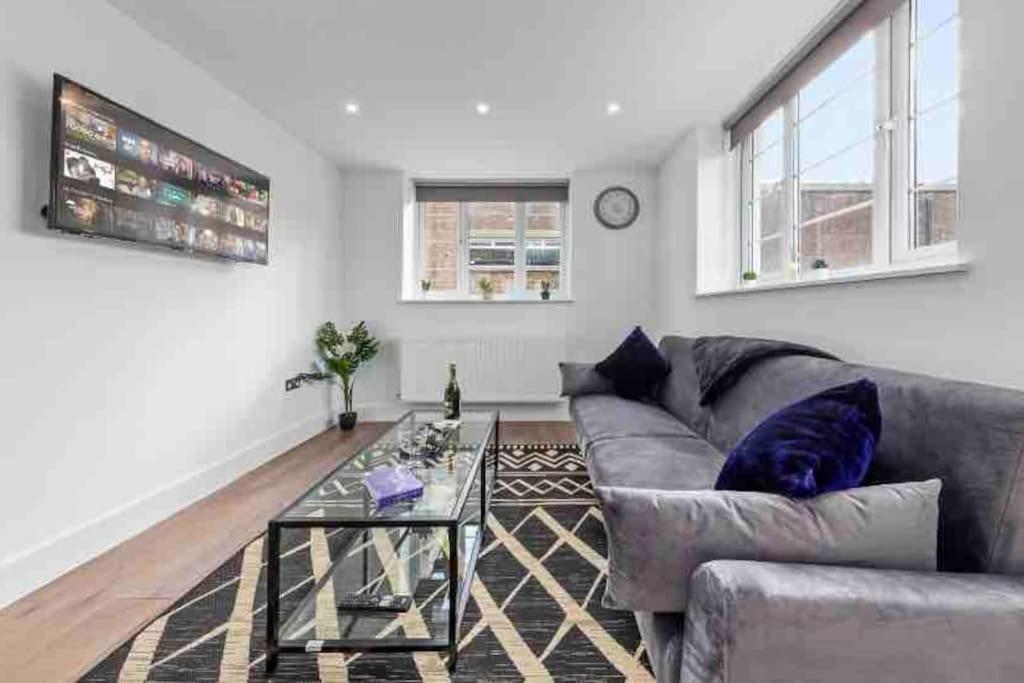 Cozy Flat Near Eye/ Victoria / Vauxhall Apartment *