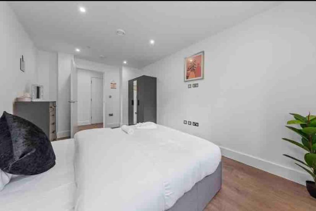 Cozy Flat Near Eye/ Victoria / Vauxhall Apartment
