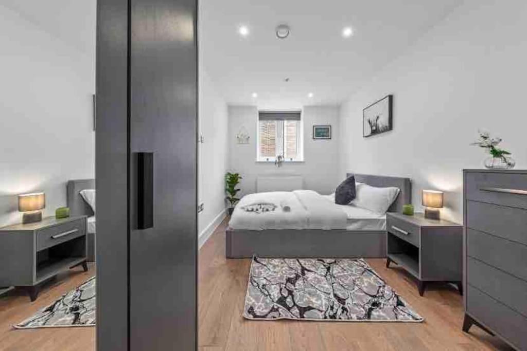 Cozy Flat Near Eye/ Victoria / Vauxhall Apartment *