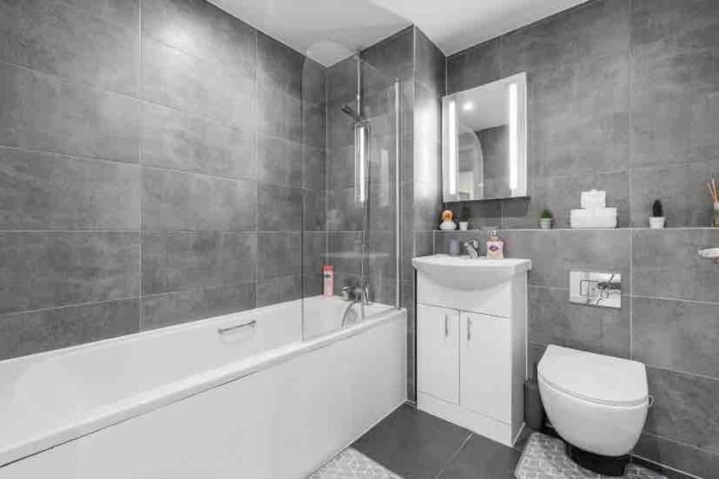 Cozy Flat Near Eye/ Victoria / Vauxhall Apartment