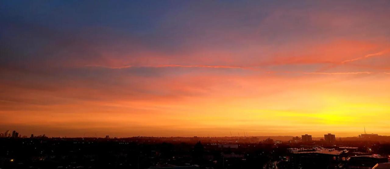 Sunny Luxury Skyline Flat Near Alexandra Palace, Tottenham Stadium & Drumsheds Appartement *