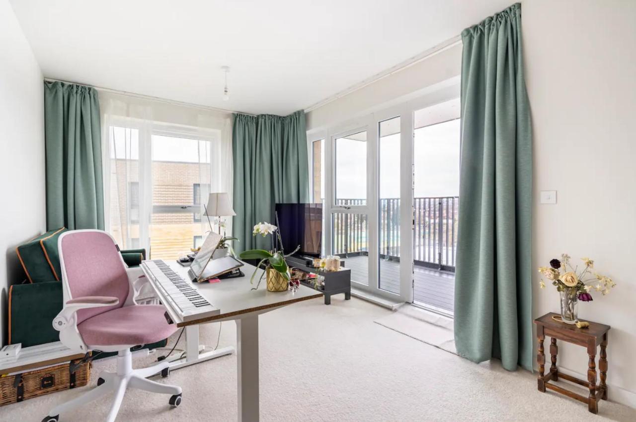 Sunny Luxury Skyline Flat Near Alexandra Palace, Tottenham Stadium & Drumsheds Appartement Londen