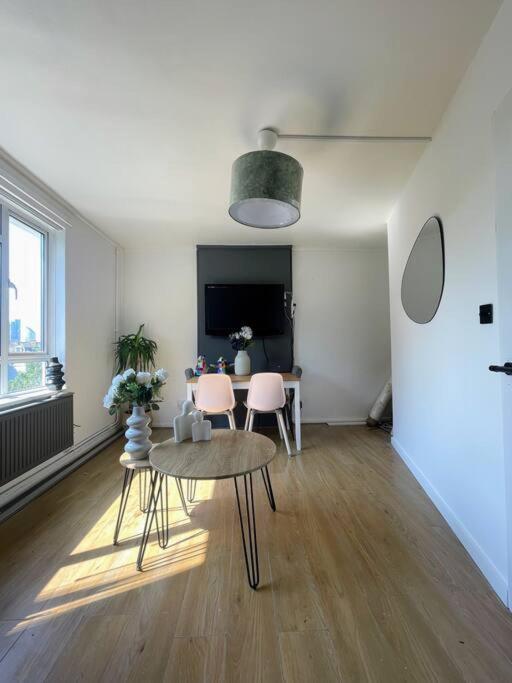 Stylish 2 Bedroom Flat In Angel Location Apartment