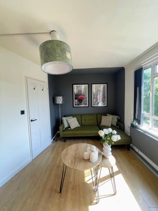 Stylish 2 Bedroom Flat In Angel Location *