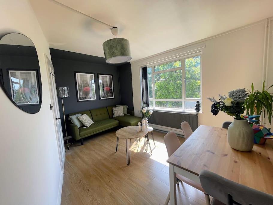 Stylish 2 Bedroom Flat In Angel Location *