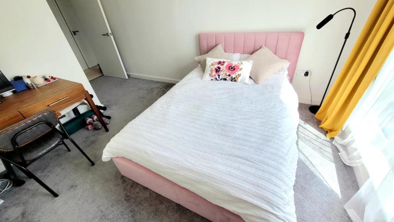 Sunny Luxury Skyline Flat Near Alexandra Palace, Tottenham Stadium & Drumsheds Londen