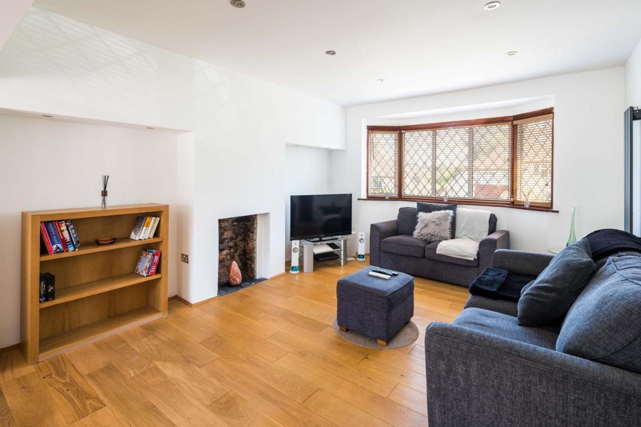 Elegant 2bd House With Garden And Decked Patio Holiday home *