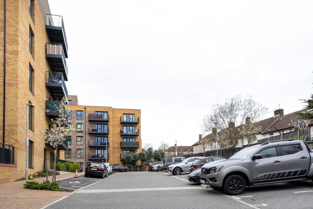 Sunny Luxury Skyline Flat Near Alexandra Palace, Tottenham Stadium & Drumsheds Appartement Londen