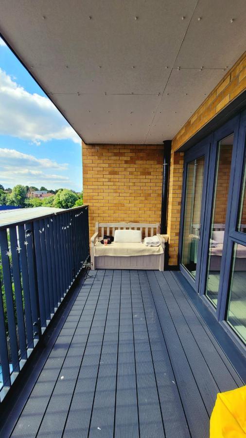 Sunny Luxury Skyline Flat Near Alexandra Palace, Tottenham Stadium & Drumsheds Londen